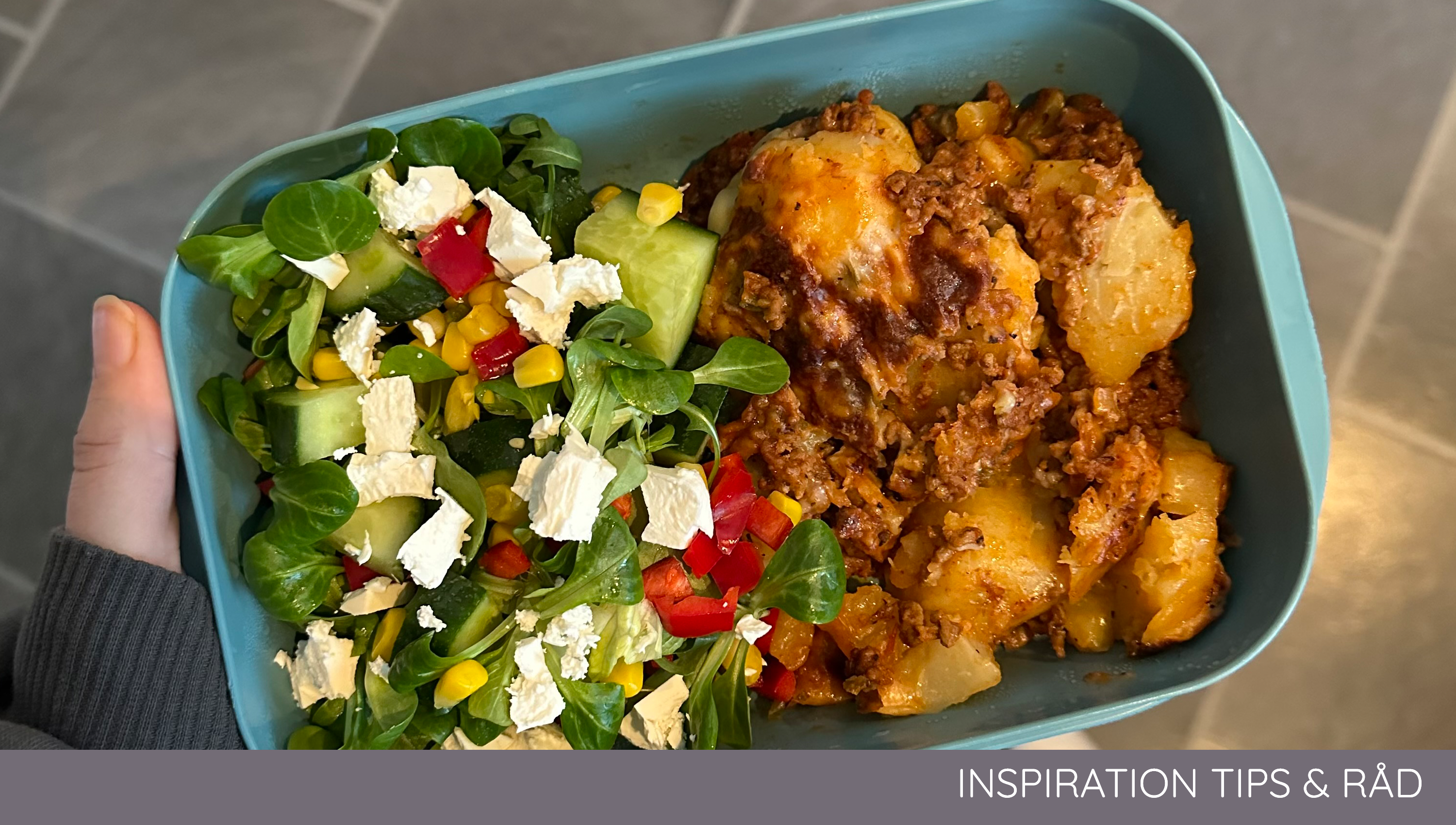 Bild på nyttig mat i ugn - moussaka med potatis i en matlåda med grön sallad.
